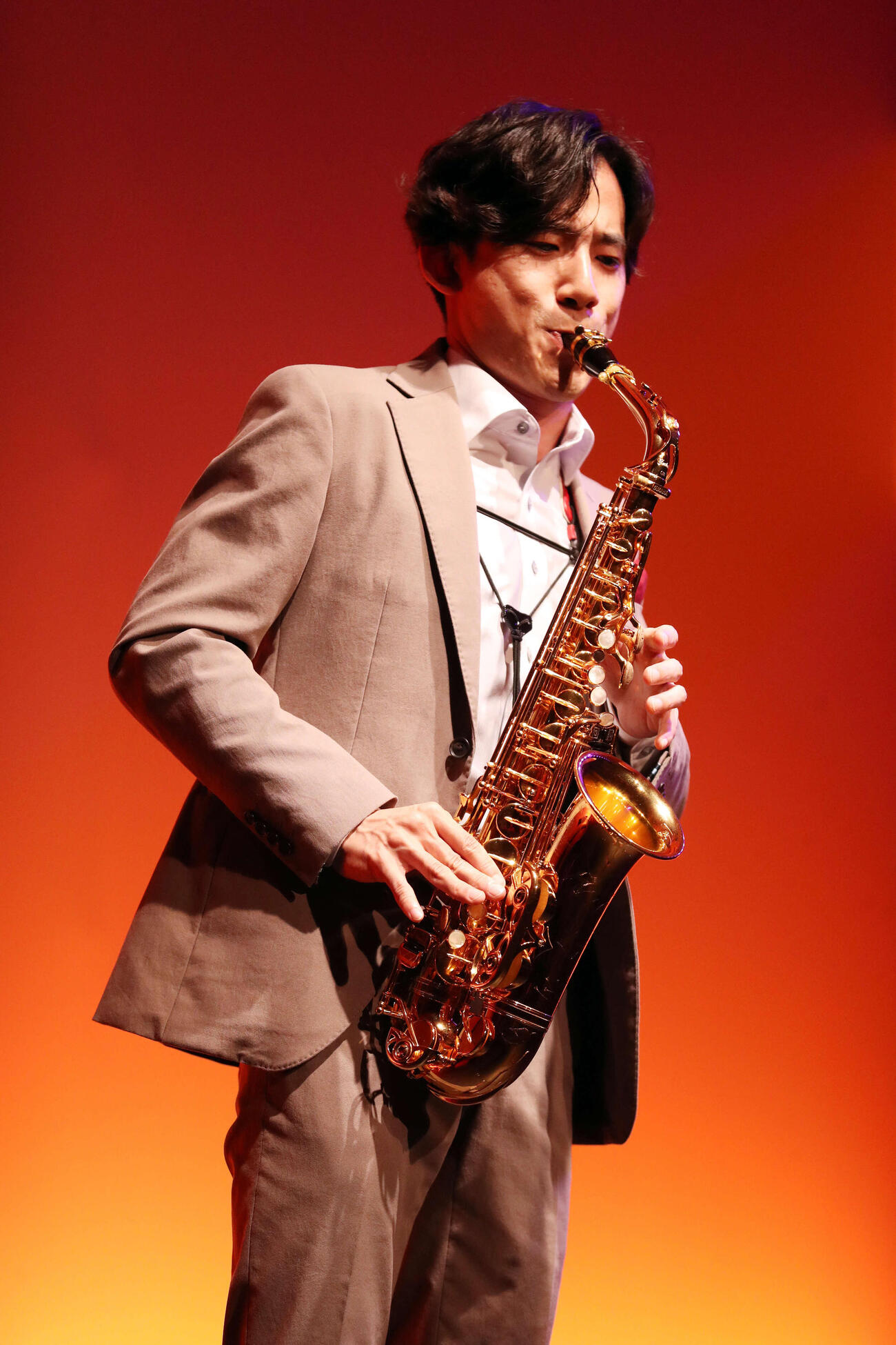 「第9回岩谷時子賞」授与式　「岩谷時子賞」奨励賞を受賞し演奏を披露するサクソフォン奏者の上野耕平（2018年6月撮影）
