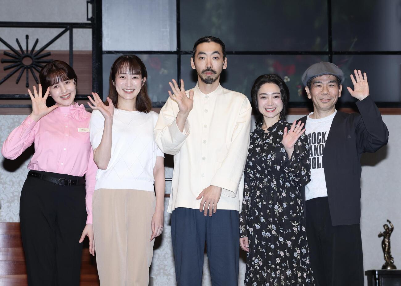 KERA CROSS第七弾「シャープさんフラットさん」に向けて意気込む役者陣。左からトリンドル玲奈、高梨臨、柄本時生、安達祐実、演出のマギー（撮影・河田真司）