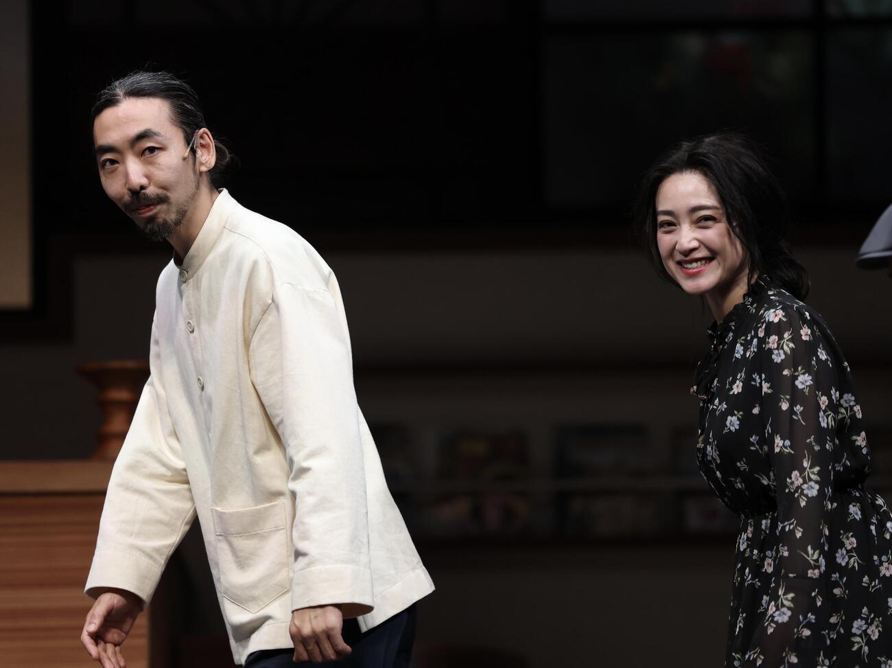 ステージから移動する柄本時生（左）と安達祐実（撮影・河田真司）