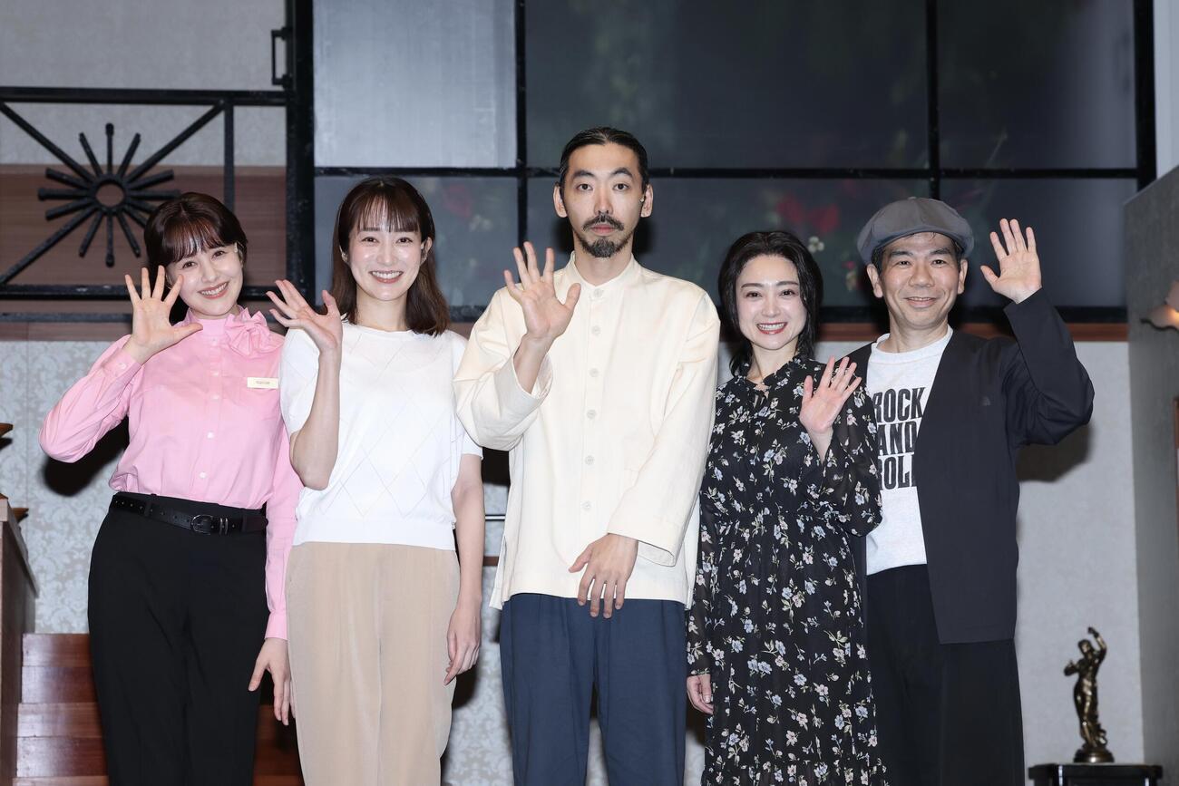 KERA CROSS第七弾「シャープさんフラットさん」に向けて意気込む役者陣。左からトリンドル玲奈、高梨臨、柄本時生、安達祐実、演出のマギー（撮影・河田真司）