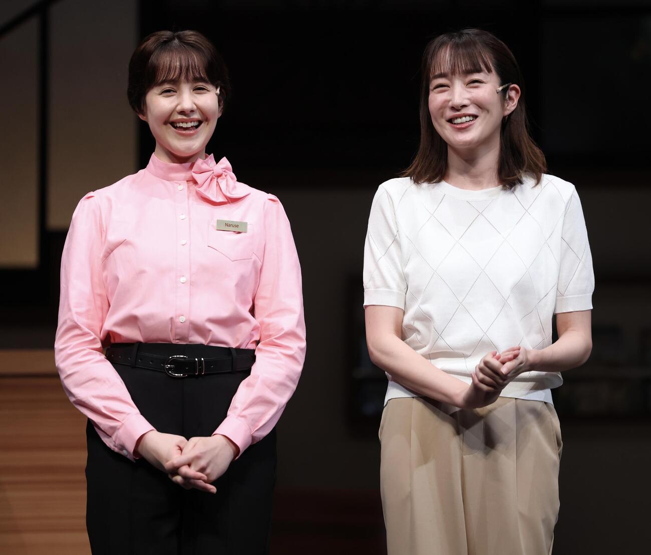 笑顔で取材に応じるトリンドル玲奈（左）と高梨臨（撮影・河田真司）