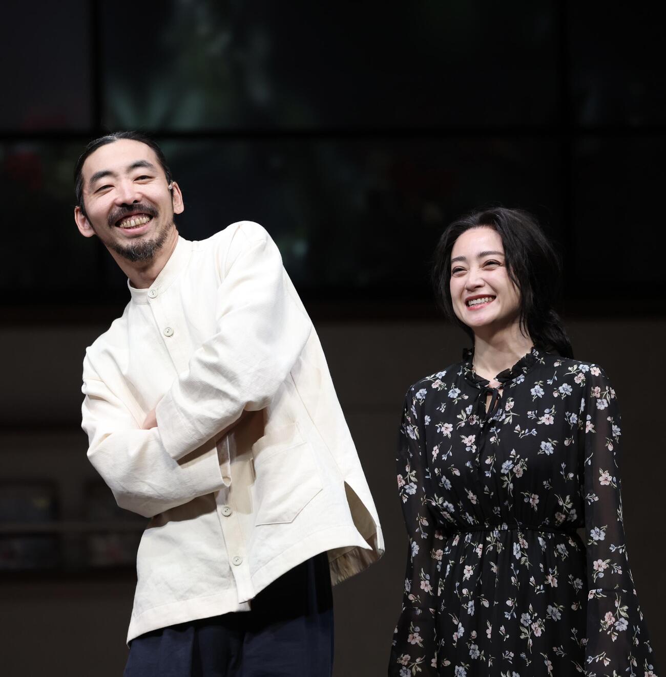 取材に笑顔で応じる柄本時生（左）と安達祐実（撮影・河田真司）