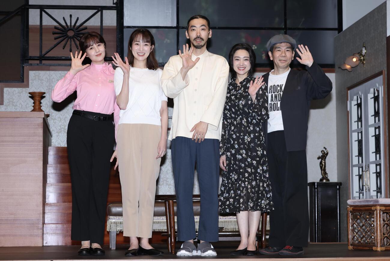 KERA CROSS第七弾「シャープさんフラットさん」に向けて意気込む役者陣。左からトリンドル玲奈、高梨臨、柄本時生、安達祐実、演出のマギー（撮影・河田真司）