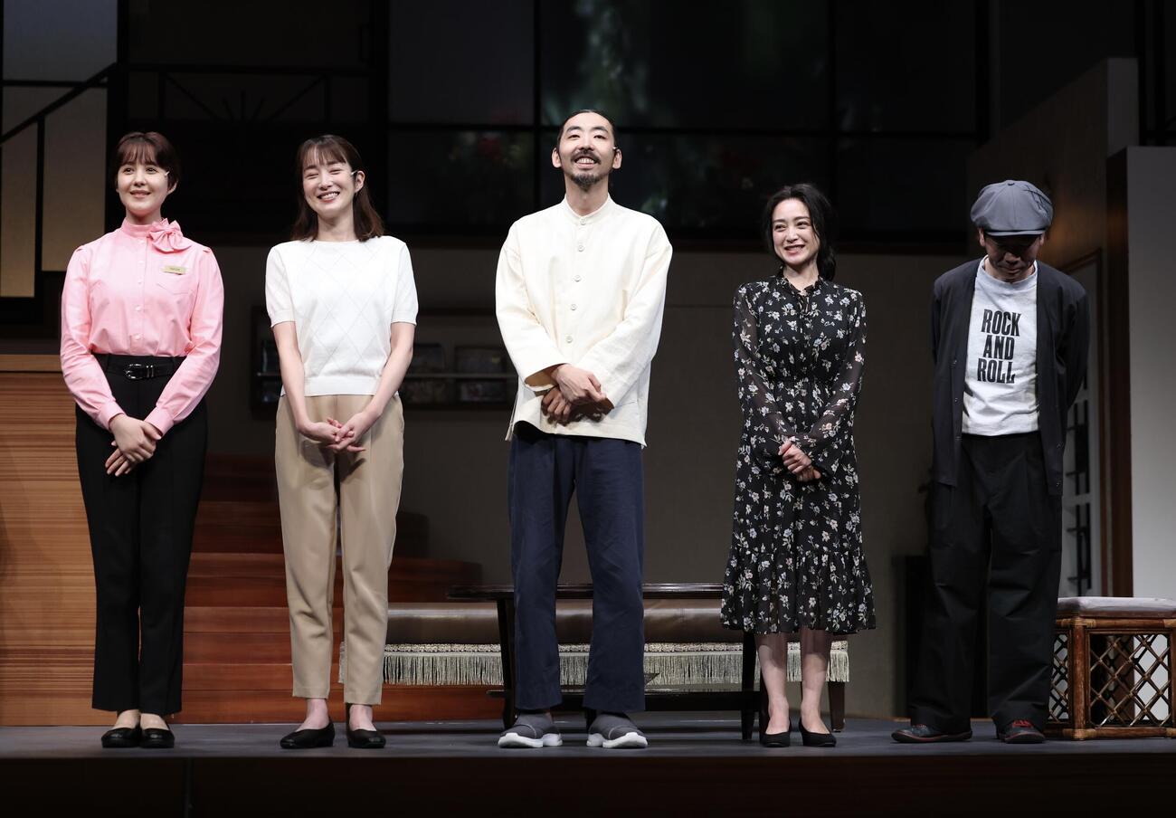 笑顔で取材に応じる、左からトリンドル玲奈、高梨臨、柄本時生、安達祐実、マギー（撮影・河田真司）