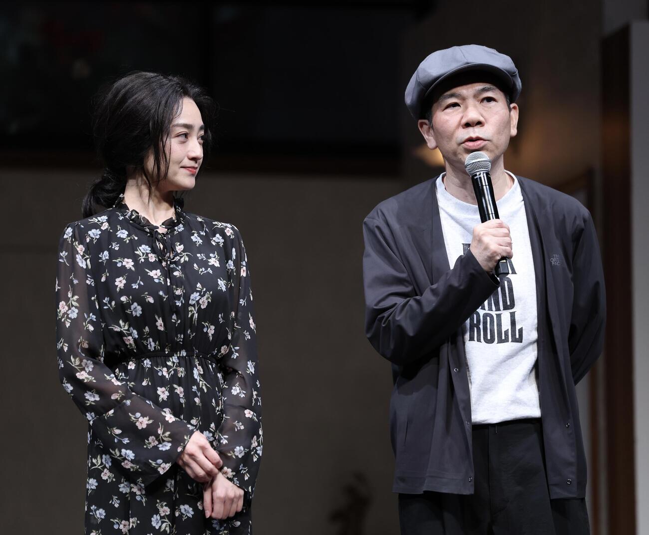 取材に応じる安達祐実（左）とマギー（撮影・河田真司）