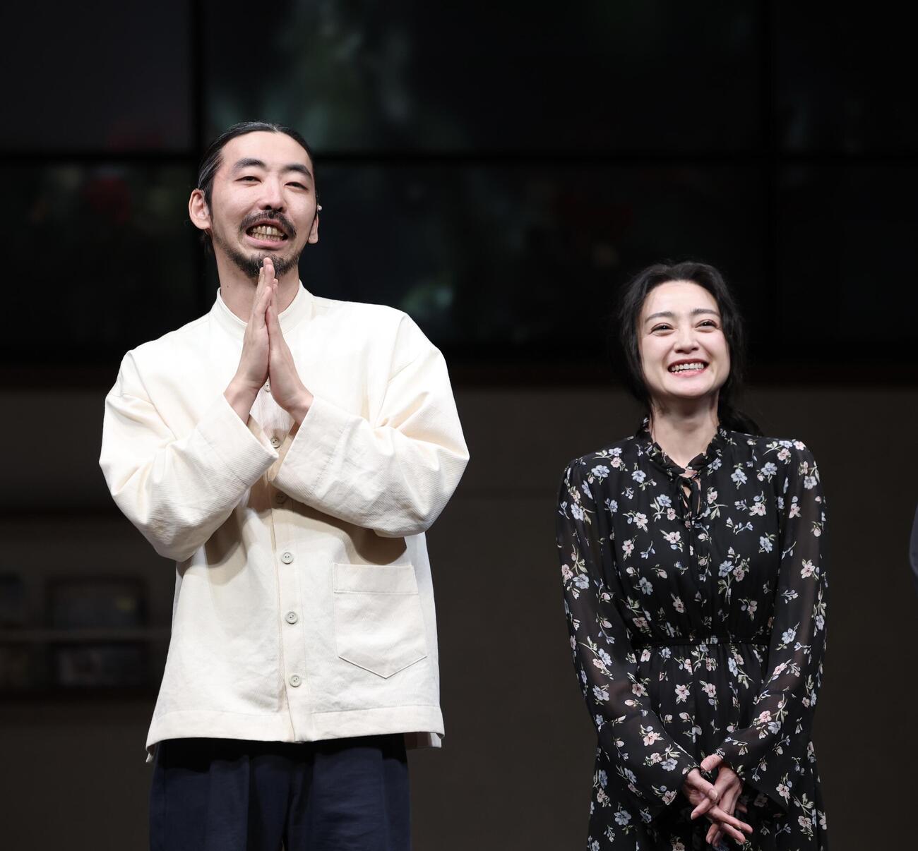 取材に笑顔で応じる柄本時生（左）と安達祐実（撮影・河田真司）