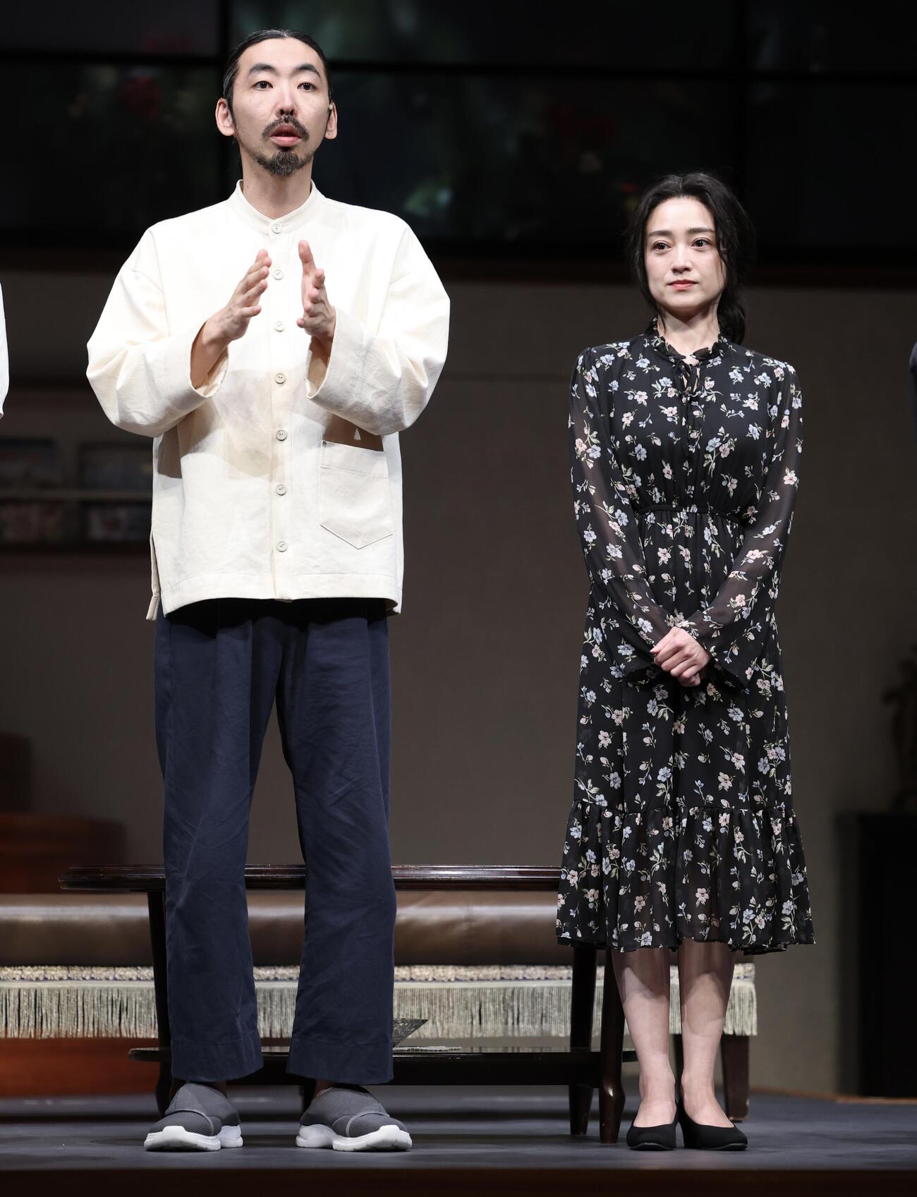 取材に応じる柄本時生（左）と安達祐実（撮影・河田真司）