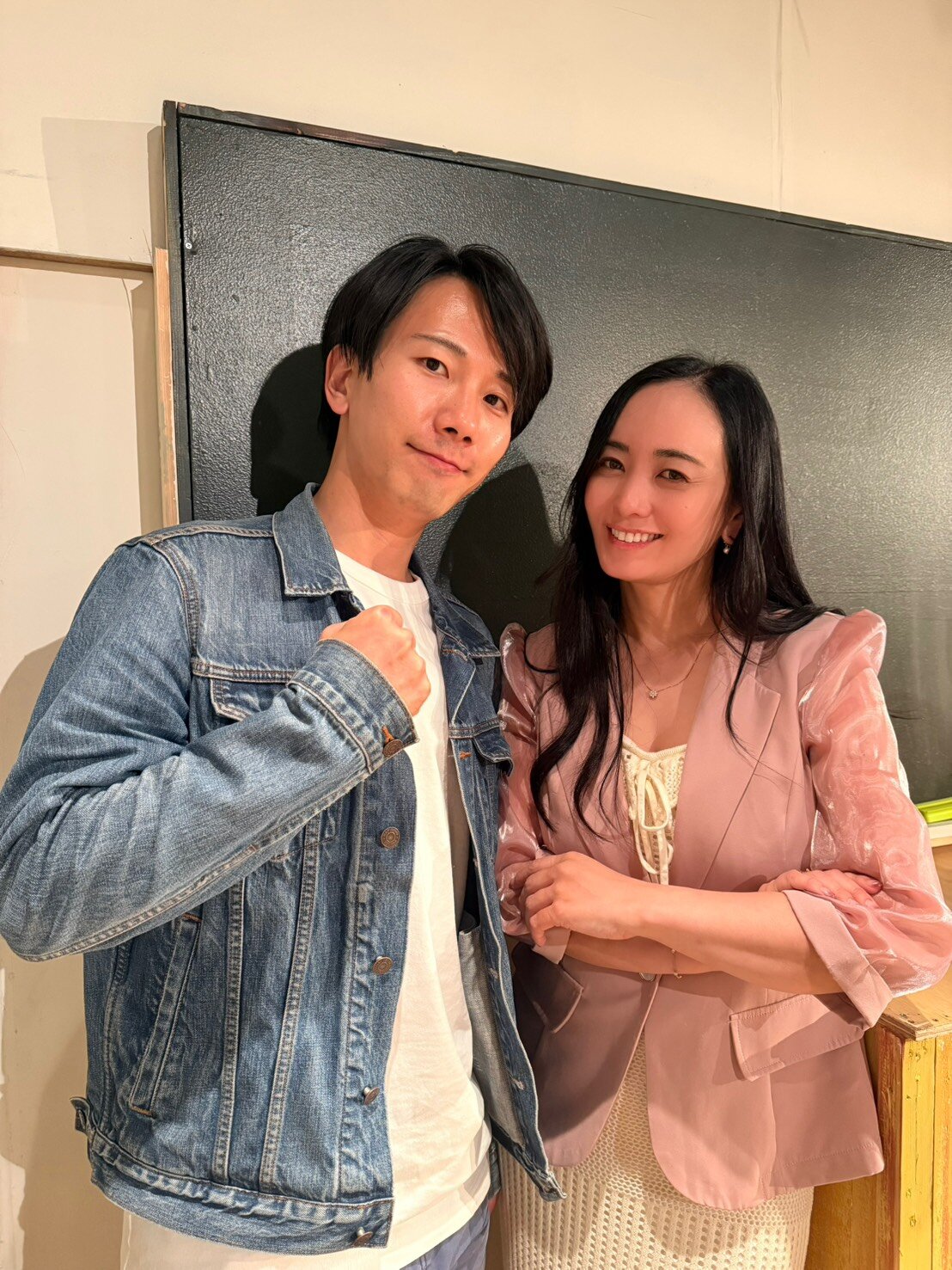 舞台「出席を取ります！」主演の脊山麻理子（右）共演の安田一基