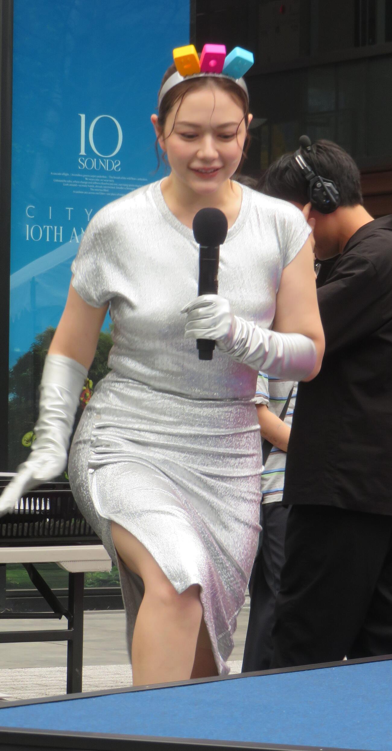 ノーベル製菓のペタグーグミをPRするイベントでペタグー星人になった村重杏奈