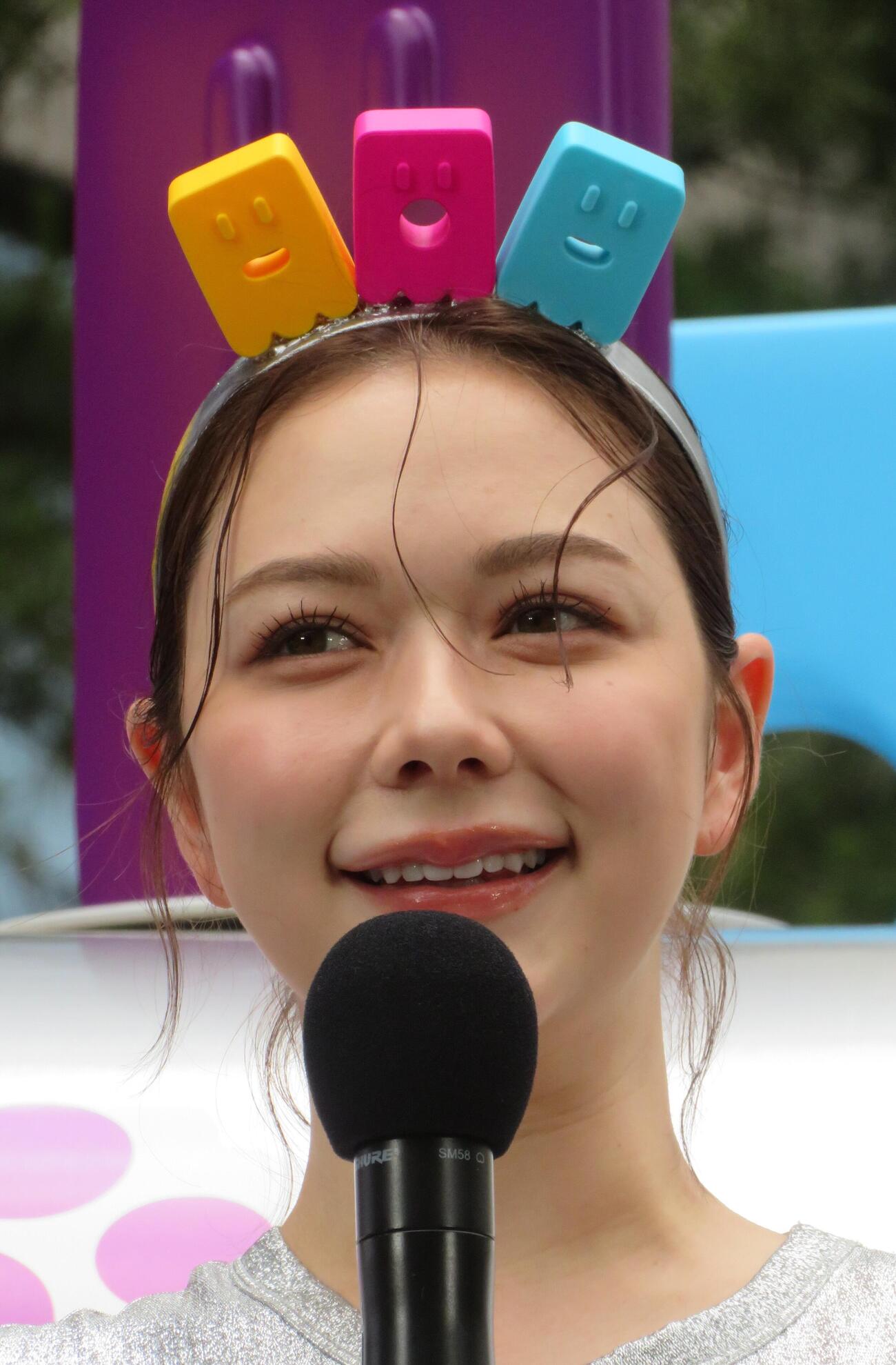 ノーベル製菓のペタグーグミをPRするイベントでペタグー星人になった村重杏奈