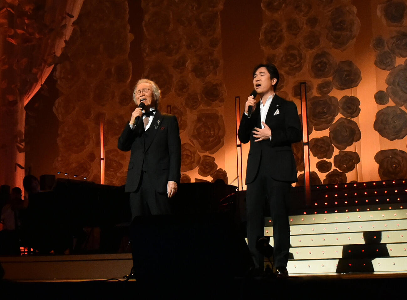 共演する菅原洋一さん（左）と英介