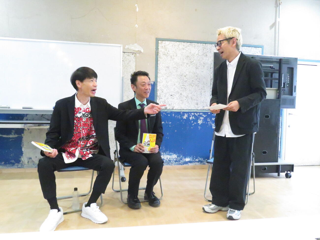 初の自伝本発売を前に会見した、はりけ～んずの前田登（左）と新井義幸（中央）。右は司会のタケト