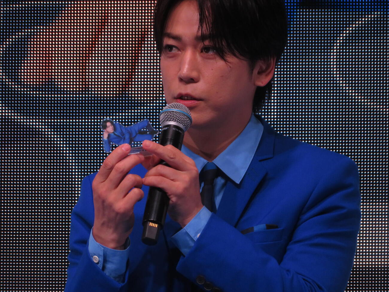自身のアクスタを持つ亀梨和也