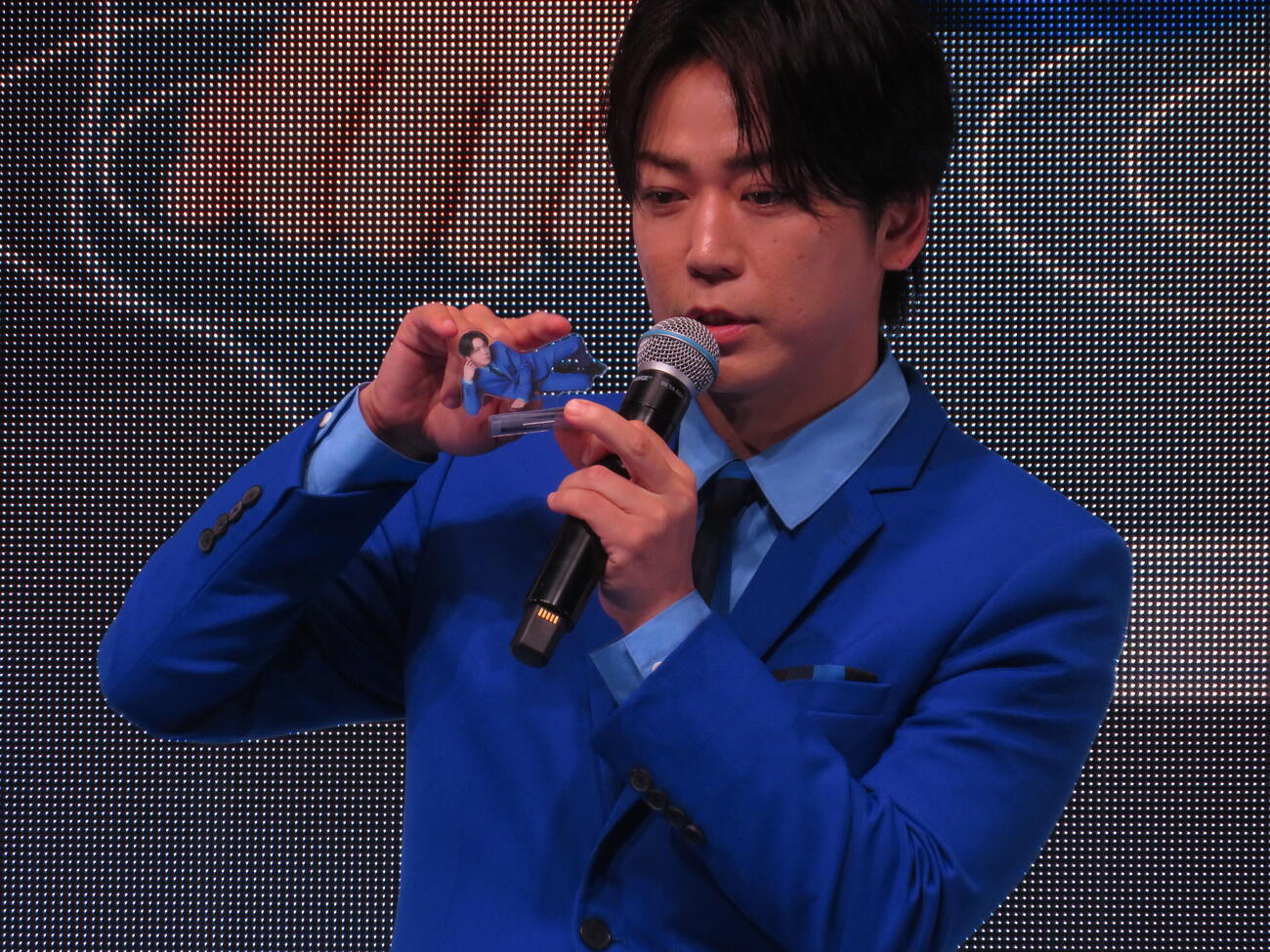 自身のアクスタを持つ亀梨和也