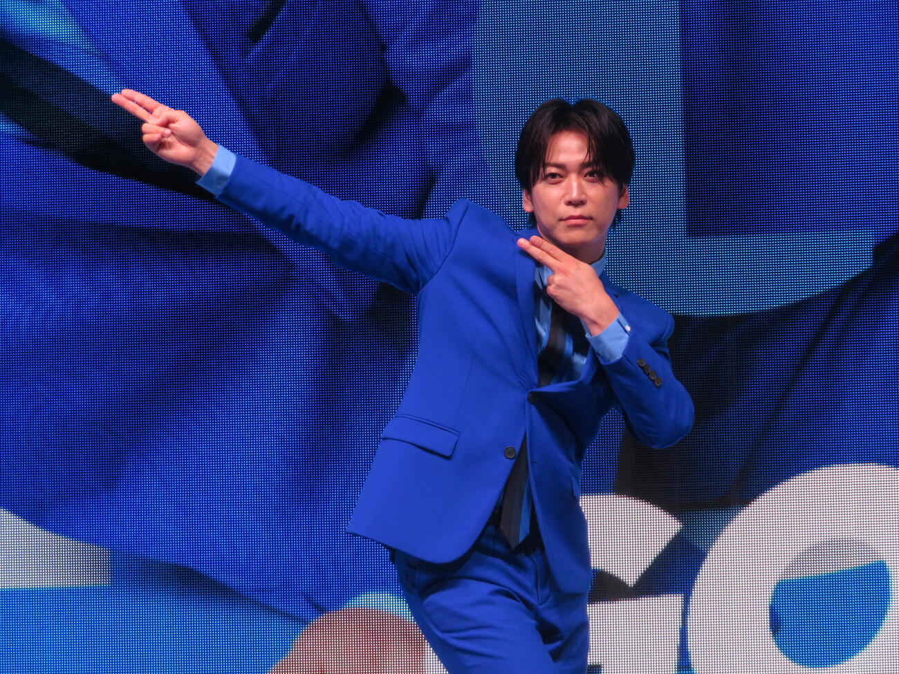 ポーズを決める亀梨和也