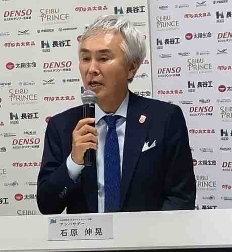 スマイルジャパンの新体制会見であいさつする石原伸晃アンバサダー