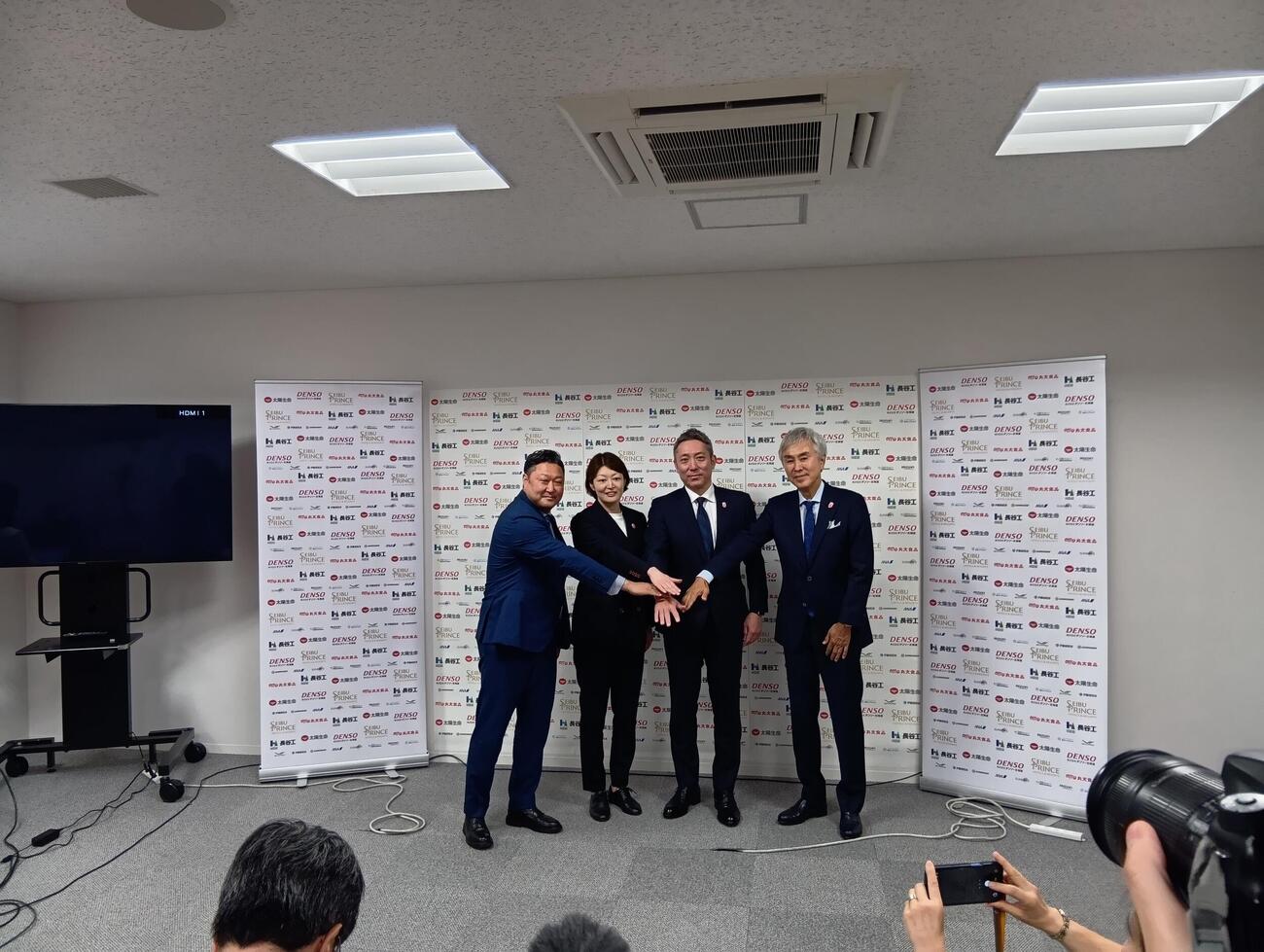 決意表明した新制スマイルジャパン関係者、左から鈴木貴人強化本部長、久保英恵コーチ、大久保智仁監督、石原伸晃アンバサダー、