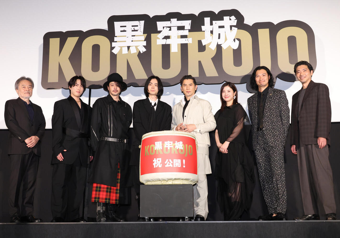 映画「黒牢城」初日舞台あいさつを行う、左から黒沢清監督、宮舘涼太、オダギリジョー、菅田将暉、本木雅弘、吉高由里子、青木崇高、柄本佑（撮影・中島郁夫）