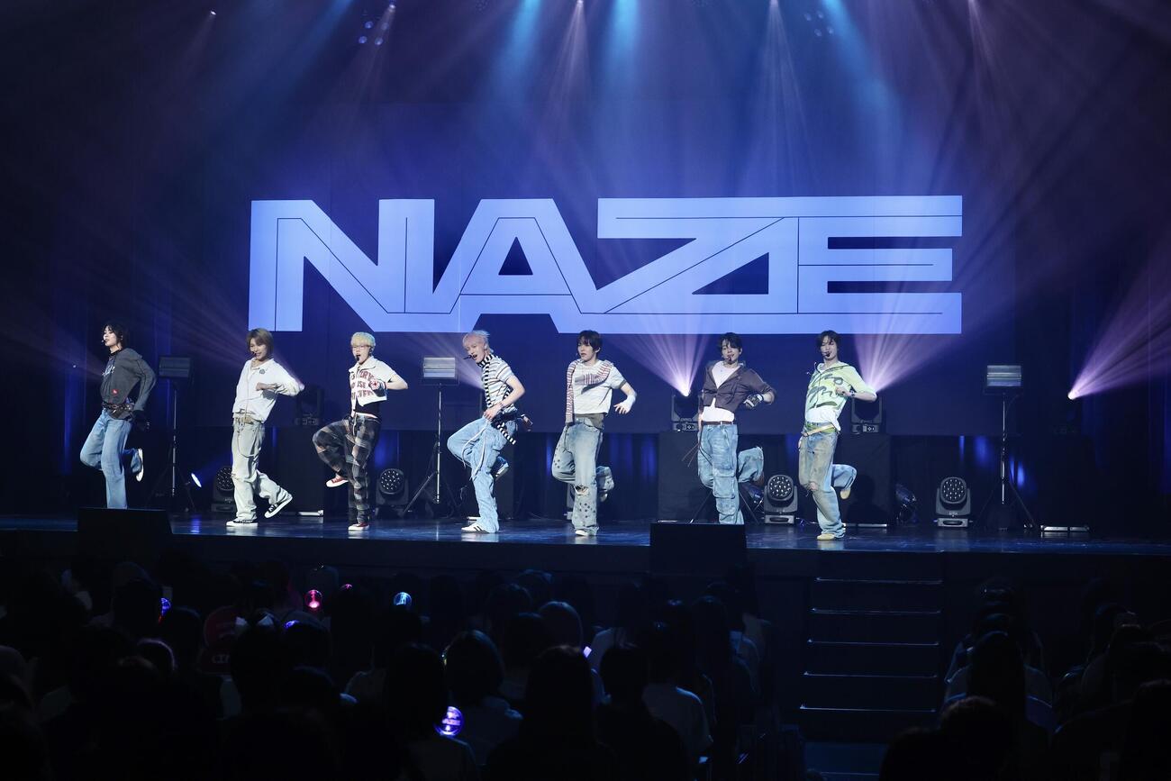 パフォーマンスを披露する7人組グローバルボーイズグループのNAZE（撮影・河田真司）