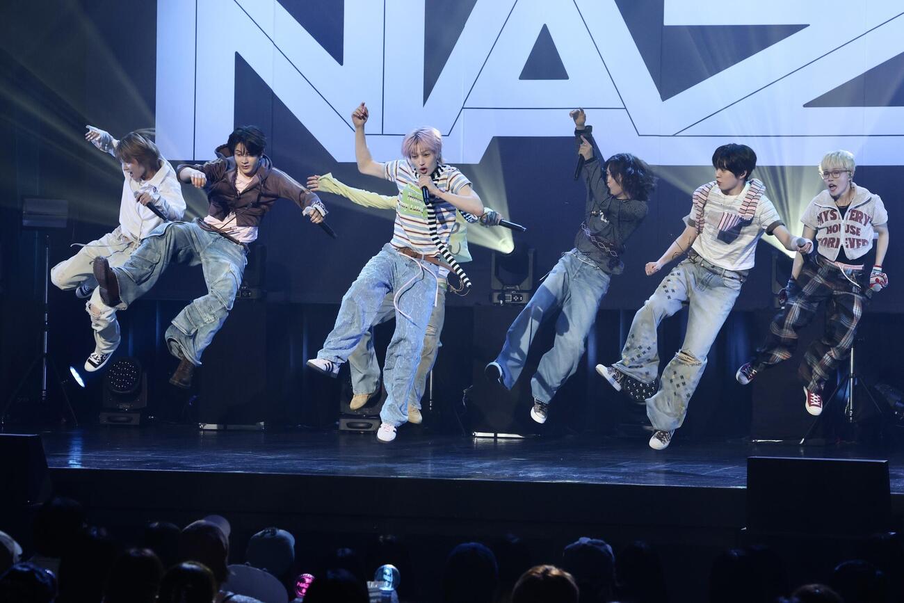 パフォーマンスを披露する7人組グローバルボーイズグループのNAZE（撮影・河田真司）