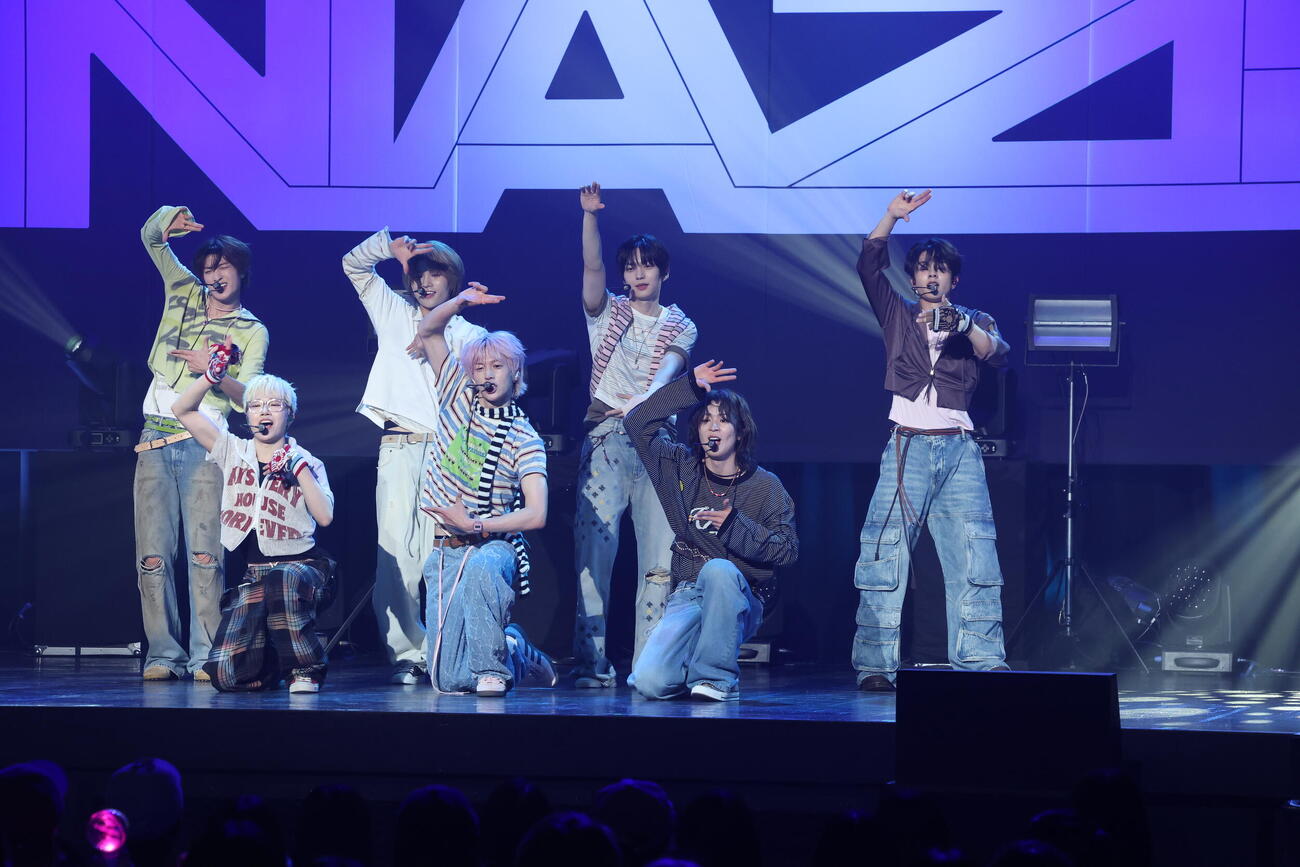 パフォーマンスを披露する7人組グローバルボーイズグループのNAZE（撮影・河田真司）