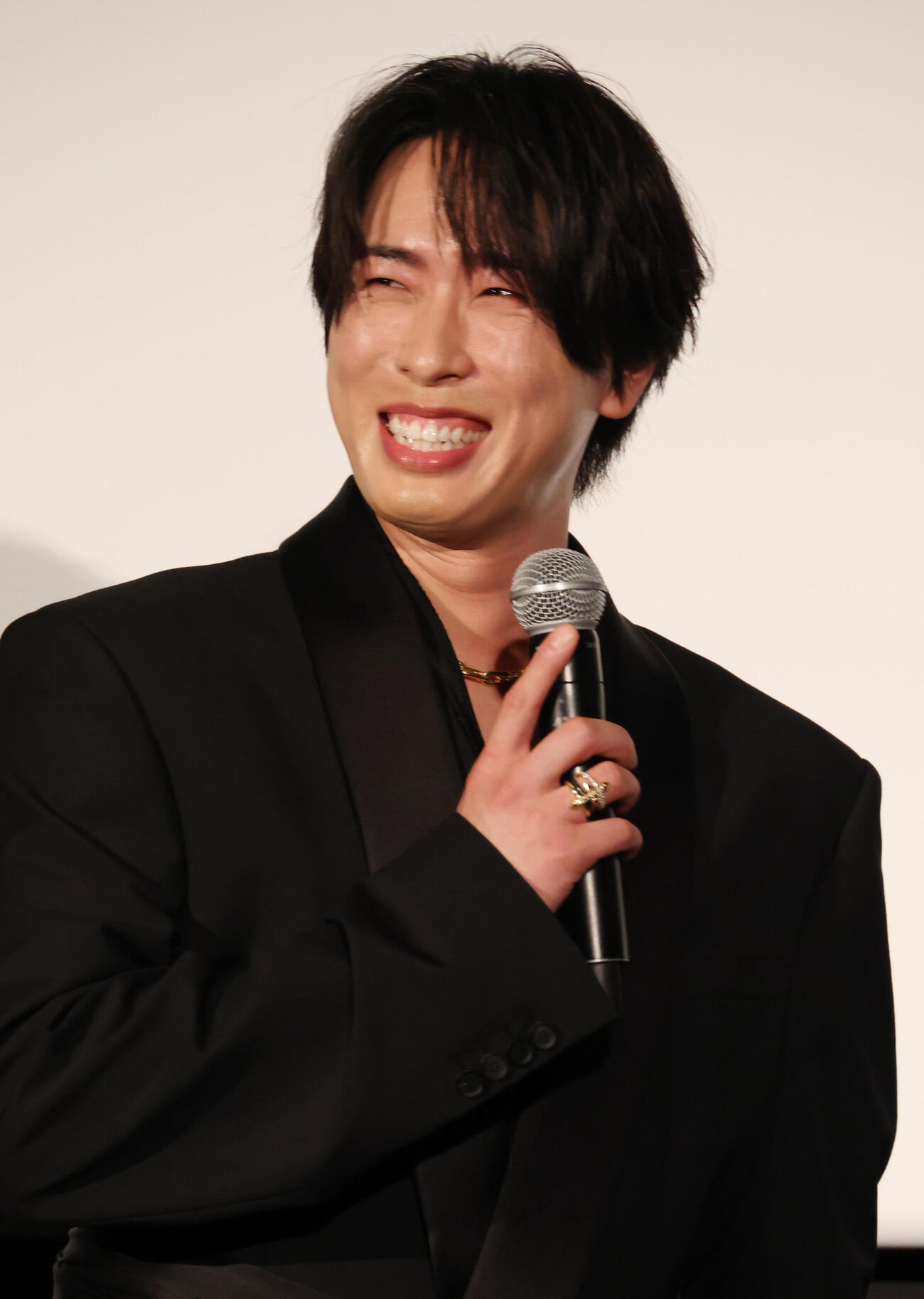 映画「黒牢城」初日舞台あいさつでトークに失敗する宮舘涼太（撮影・中島郁夫）