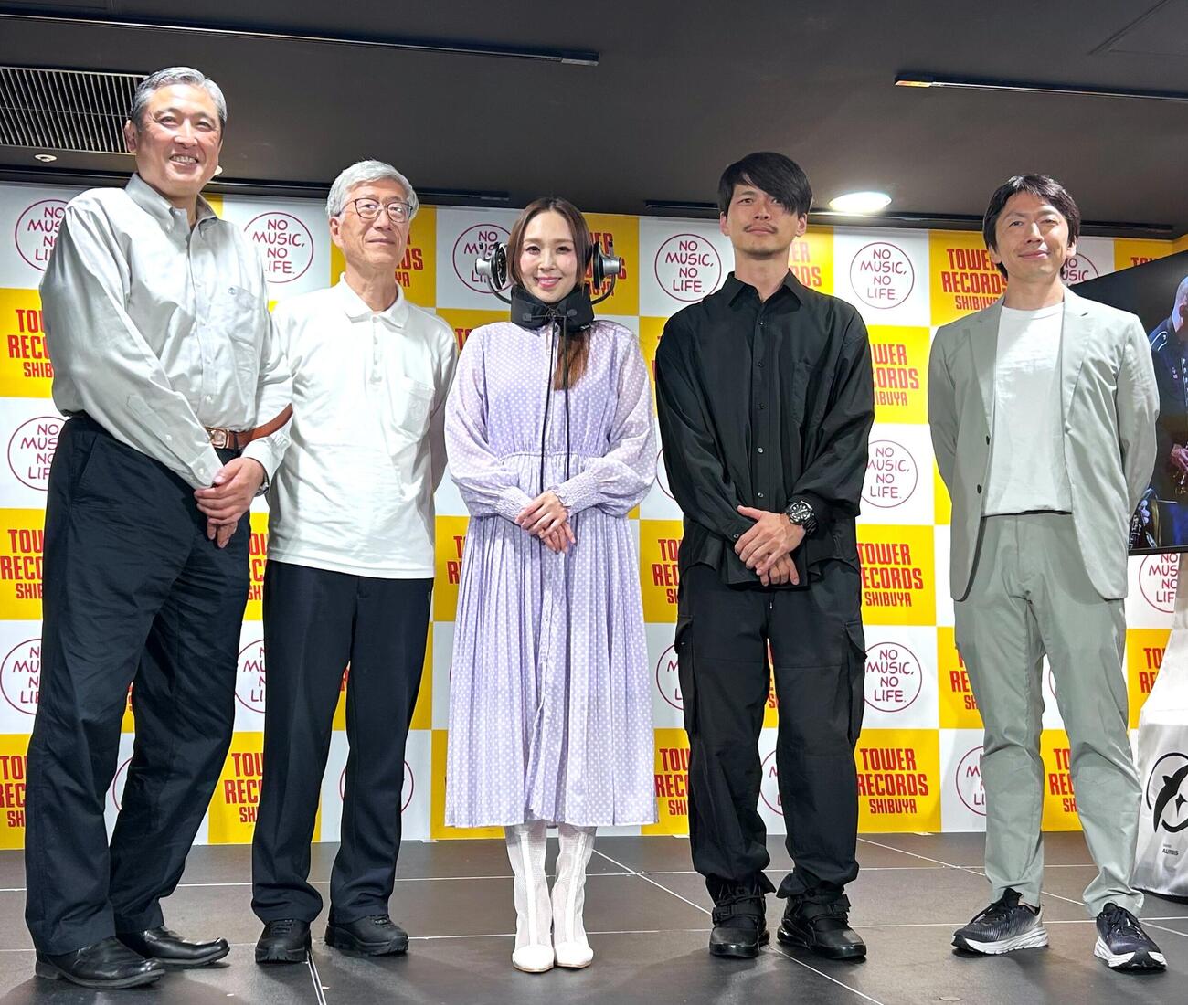 パーソナルシアタースピーカー「SWIRE URBIS（スワイア　オルビス）」の発表会に出席した、左から亀井隆平氏、横田哲平氏、愛内里菜、小西哲哉氏、山本健太郎氏