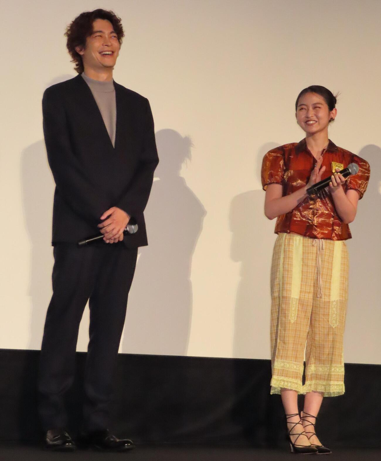 映画「君は映画」の初日舞台あいさつに出席した井之脇海（左）、伊藤万理華