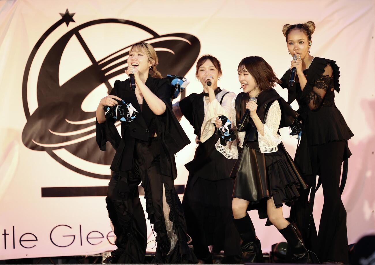 ステージでパフォーマンスするLittle Glee Monster。左からかれん、ミカ、アサヒ、miyou（撮影・河田真司）