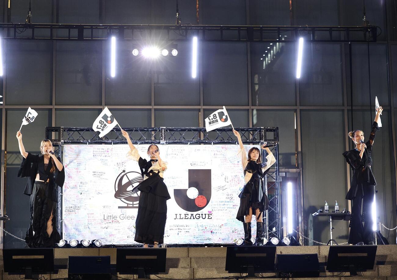ステージでパフォーマンスするLittle Glee Monster。左からかれん、ミカ、アサヒ、miyou（撮影・河田真司）