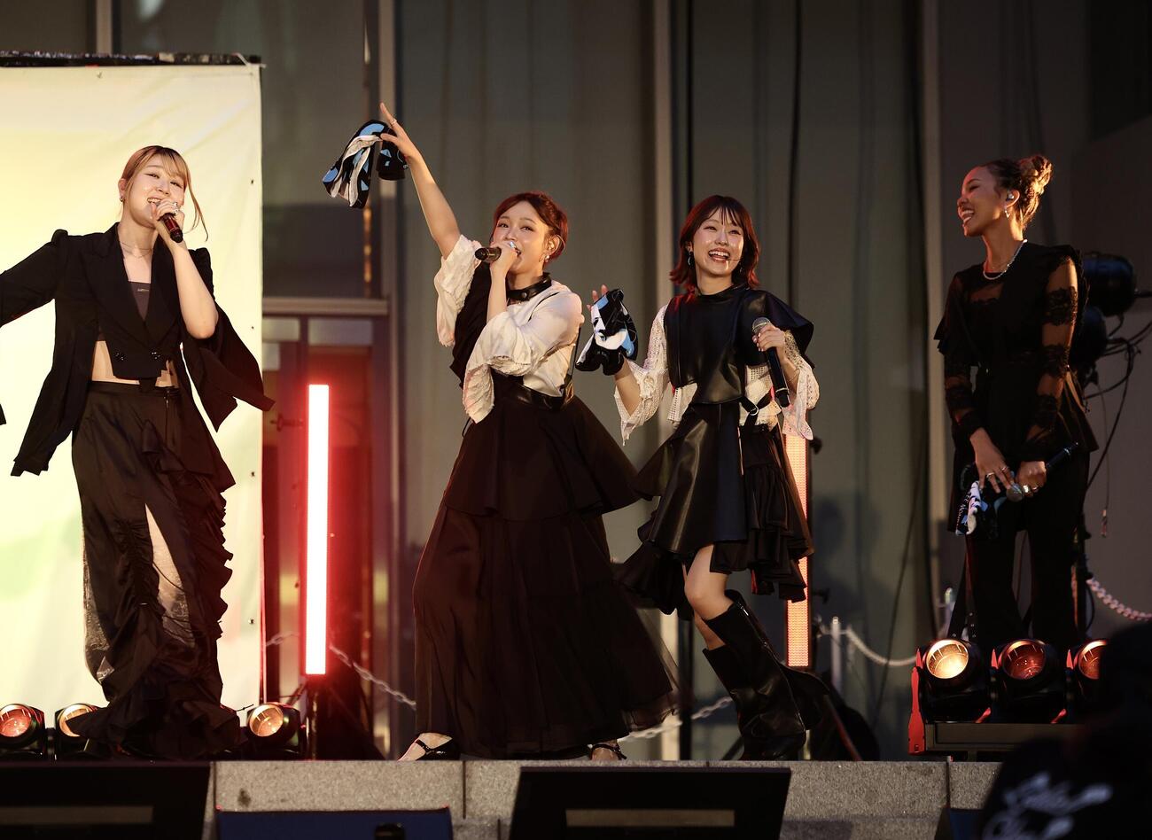 ステージでパフォーマンスするLittle Glee Monster。左からかれん、ミカ、アサヒ、miyou（撮影・河田真司）