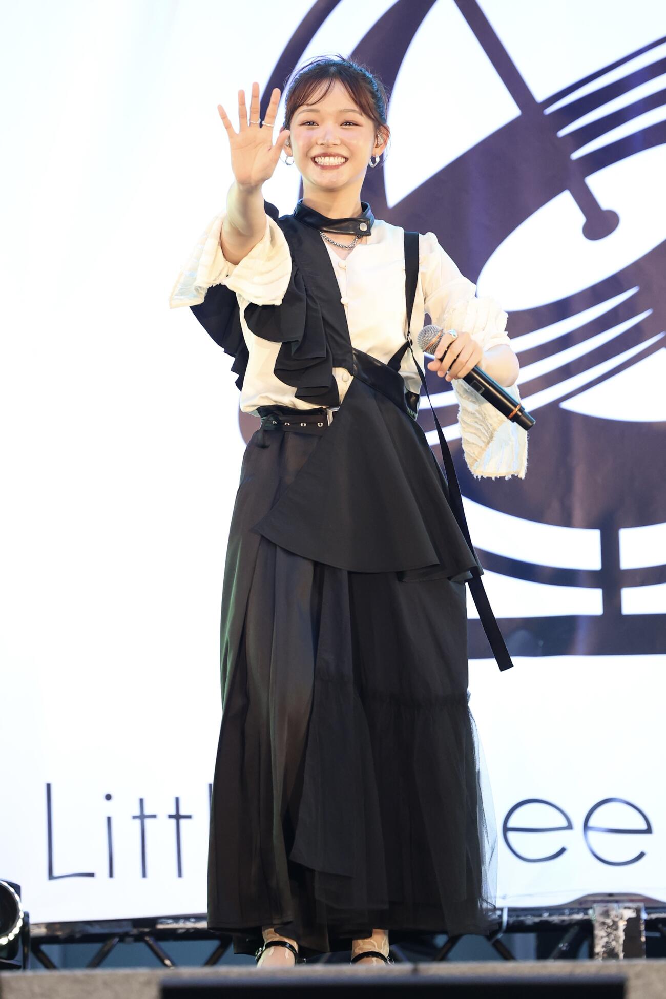 ステージでパフォーマンスするLittle Glee Monsterのミカ（撮影・河田真司）