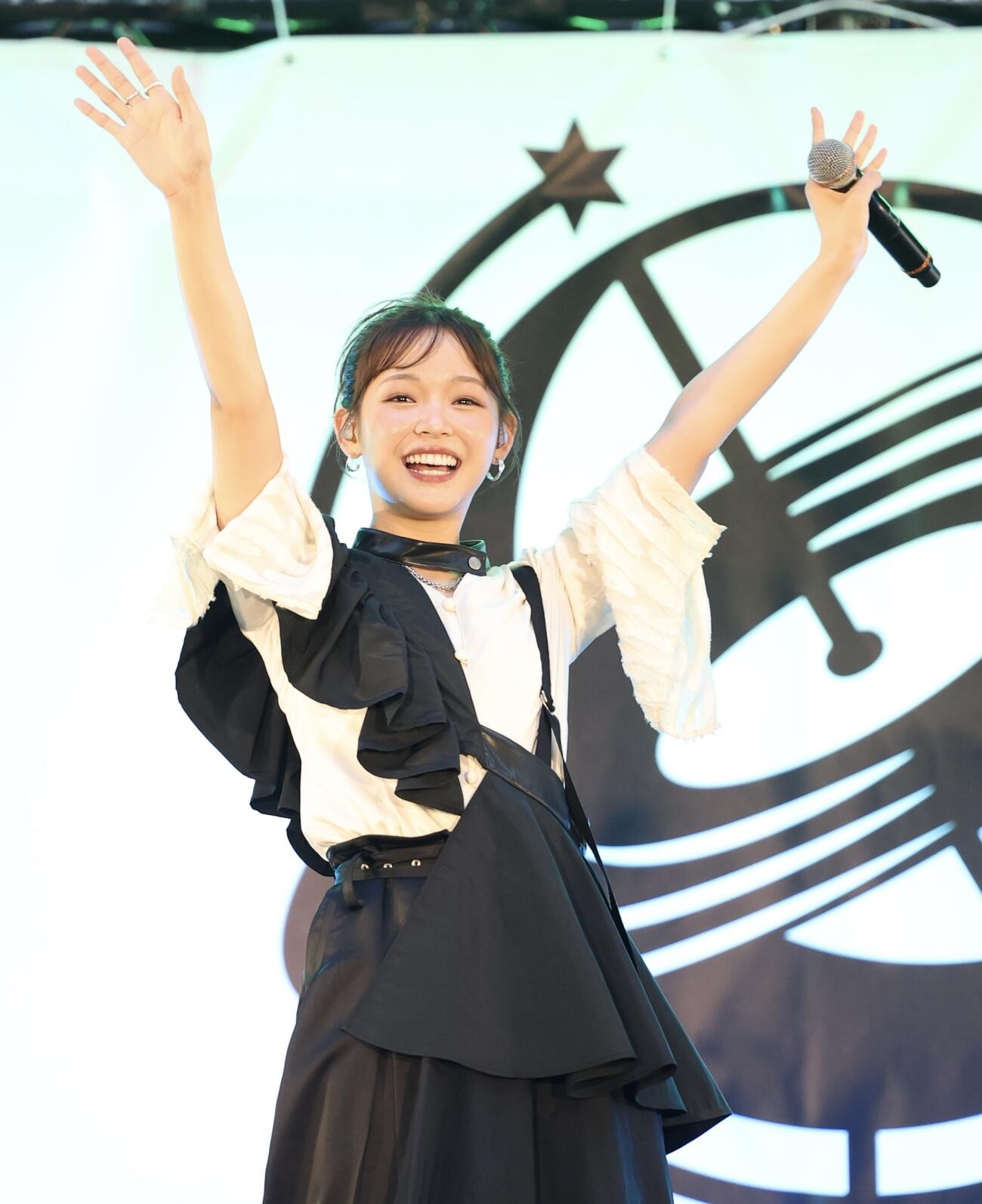 ステージでパフォーマンスするLittle Glee Monsterのミカ（撮影・河田真司）