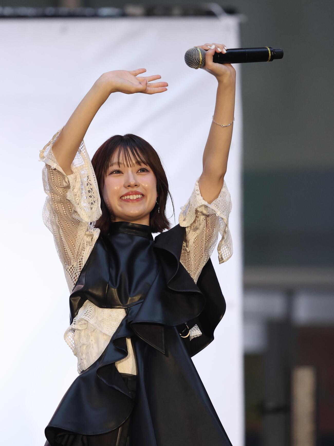 ステージでパフォーマンスするLittle Glee Monsterのアサヒ（撮影・河田真司）