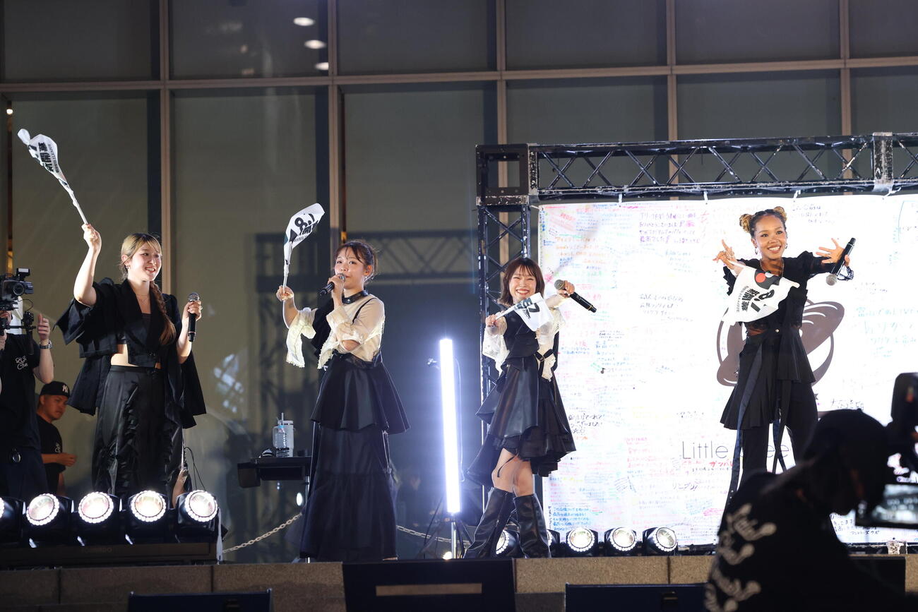 フリーライブを終えステージから移動するLittle Glee Monster。左からかれん、ミカ、アサヒ、miyou（撮影・河田真司）