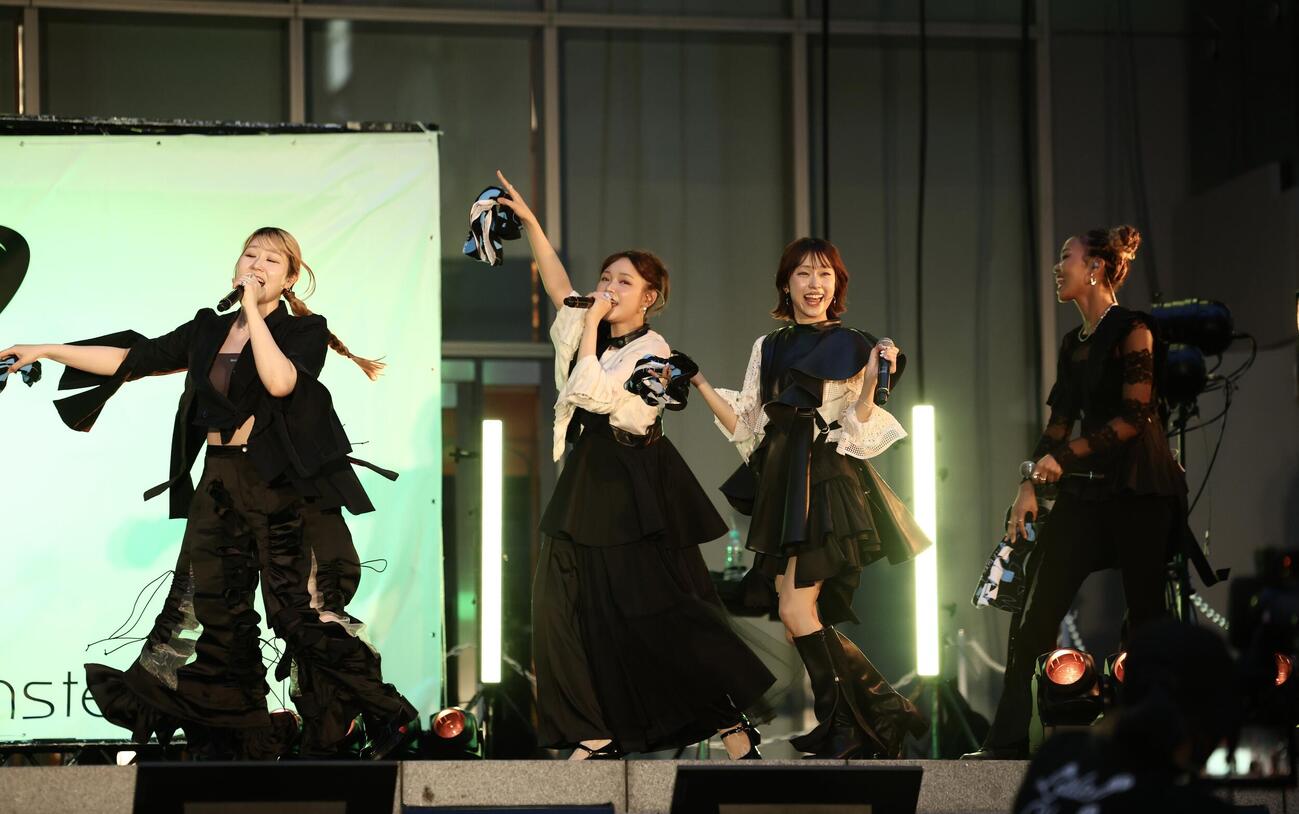 ステージでパフォーマンスするLittle Glee Monster。左からかれん、ミカ、アサヒ、miyou（撮影・河田真司）