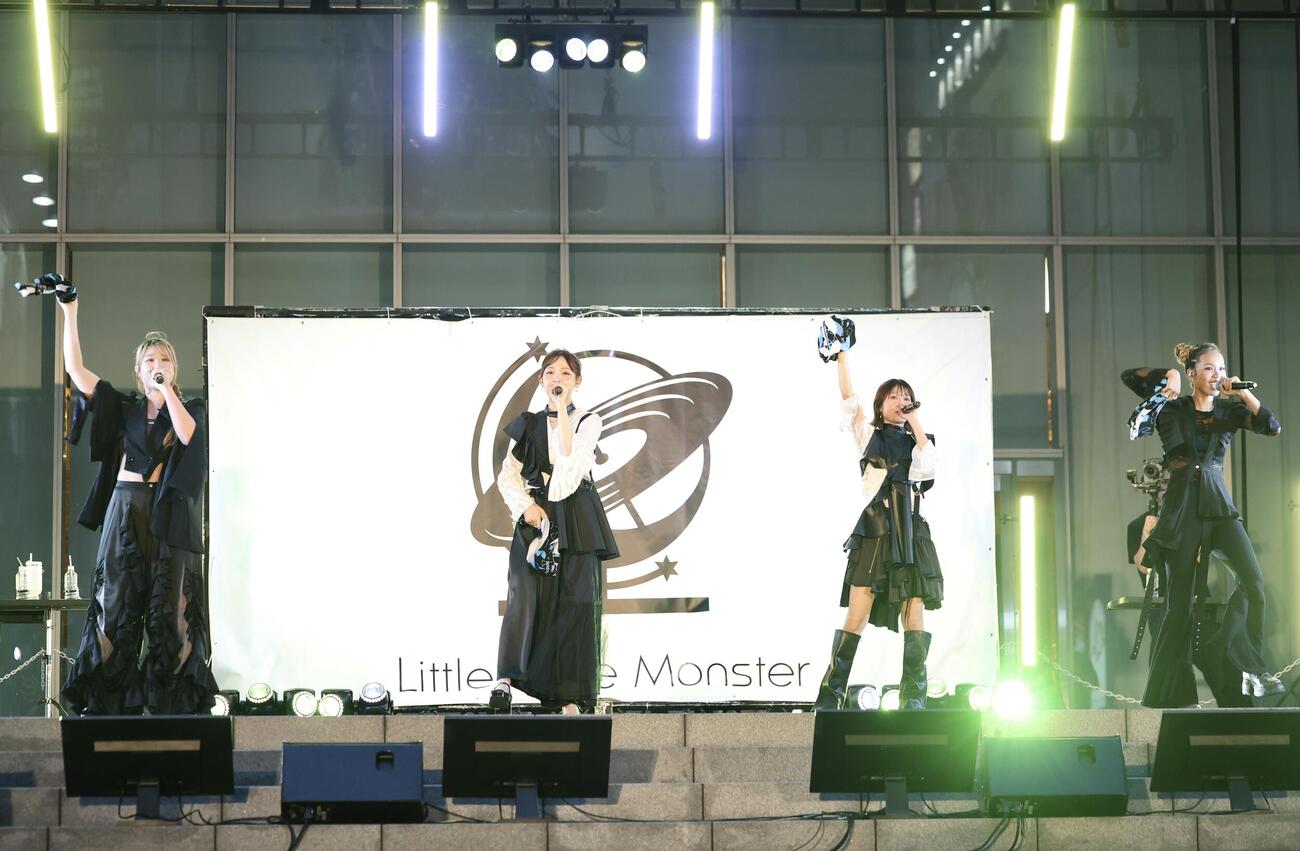 ステージでパフォーマンスするLittle Glee Monster。左からかれん、ミカ、アサヒ、miyou（撮影・河田真司）