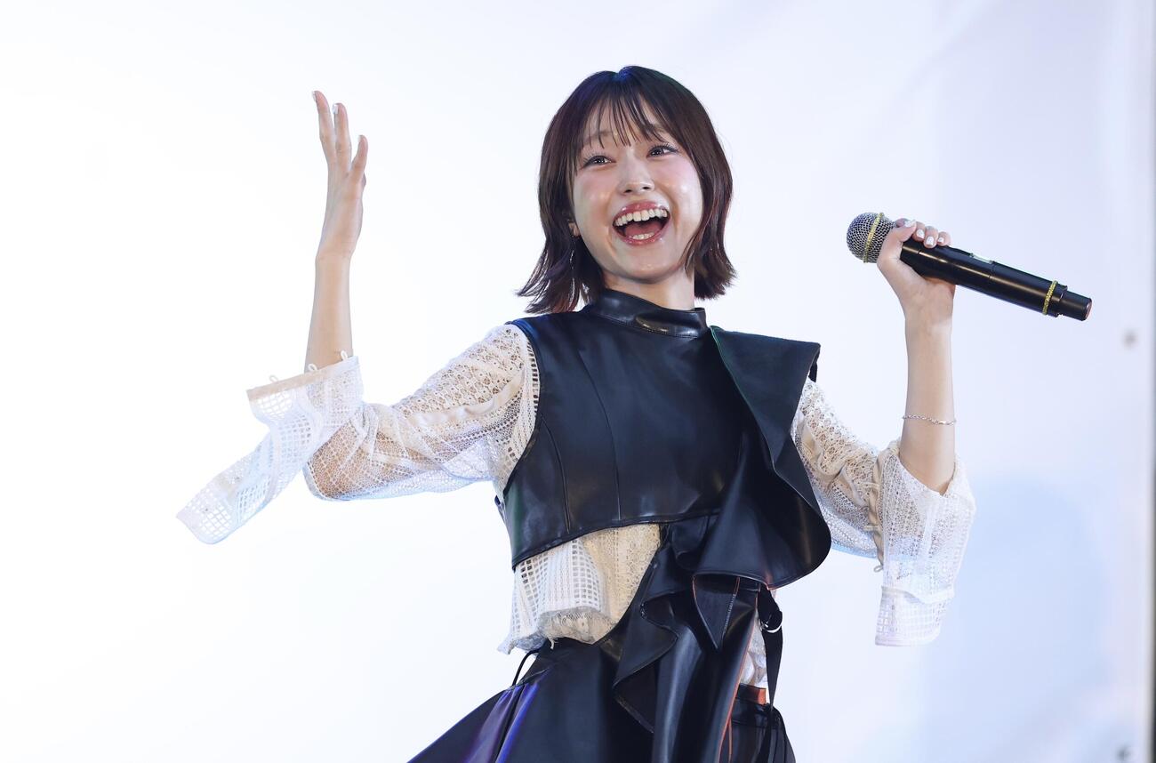 ステージでパフォーマンスするLittle Glee Monsterのアサヒ（撮影・河田真司）