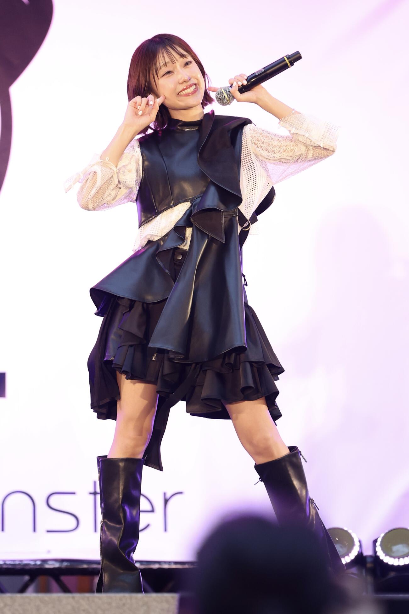 ステージでパフォーマンスするLittle Glee Monsterのアサヒ（撮影・河田真司）