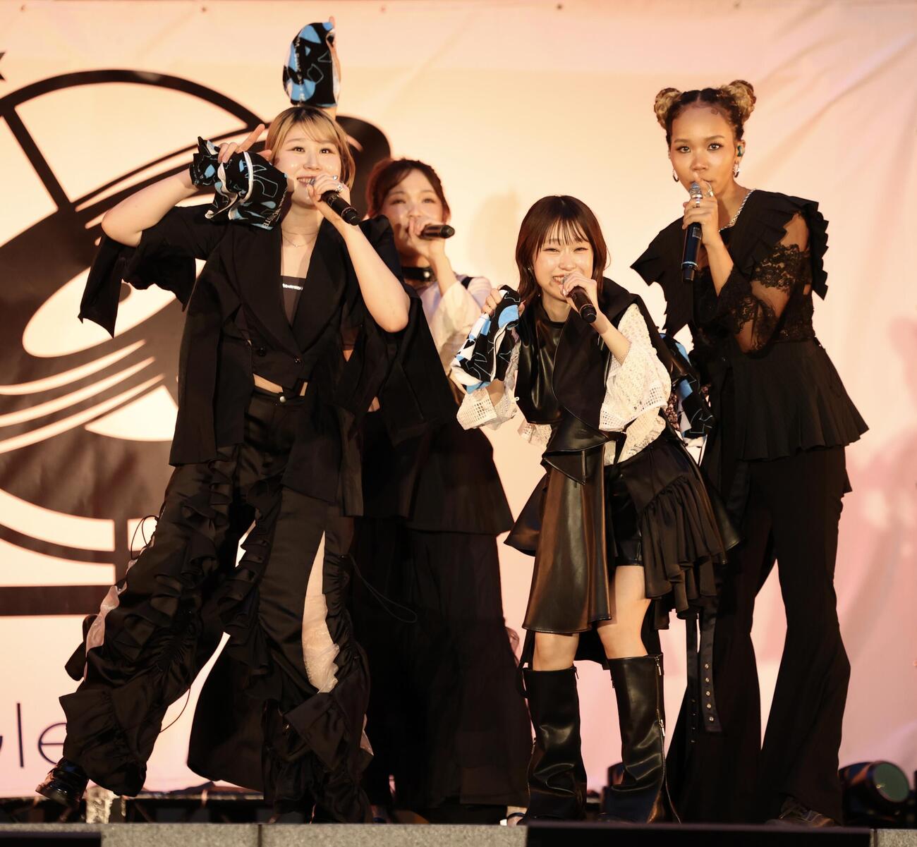 ステージでパフォーマンスするLittle Glee Monster。左からかれん、ミカ、アサヒ、miyou（撮影・河田真司）