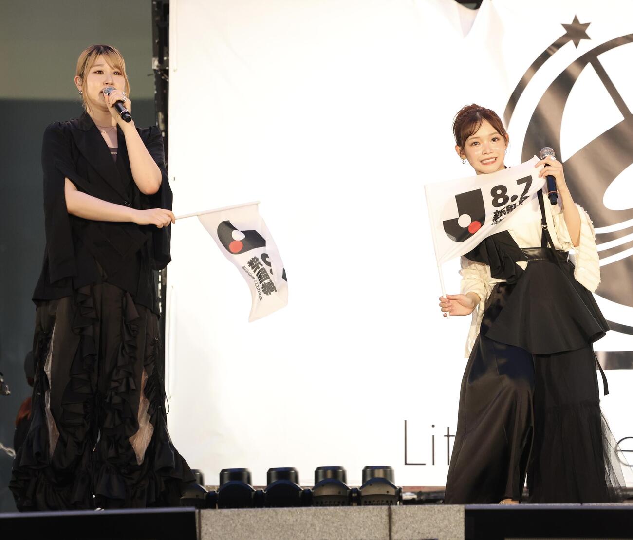 ステージでパフォーマンスするLittle Glee Monsterのかれん（左）とミカ（撮影・河田真司）