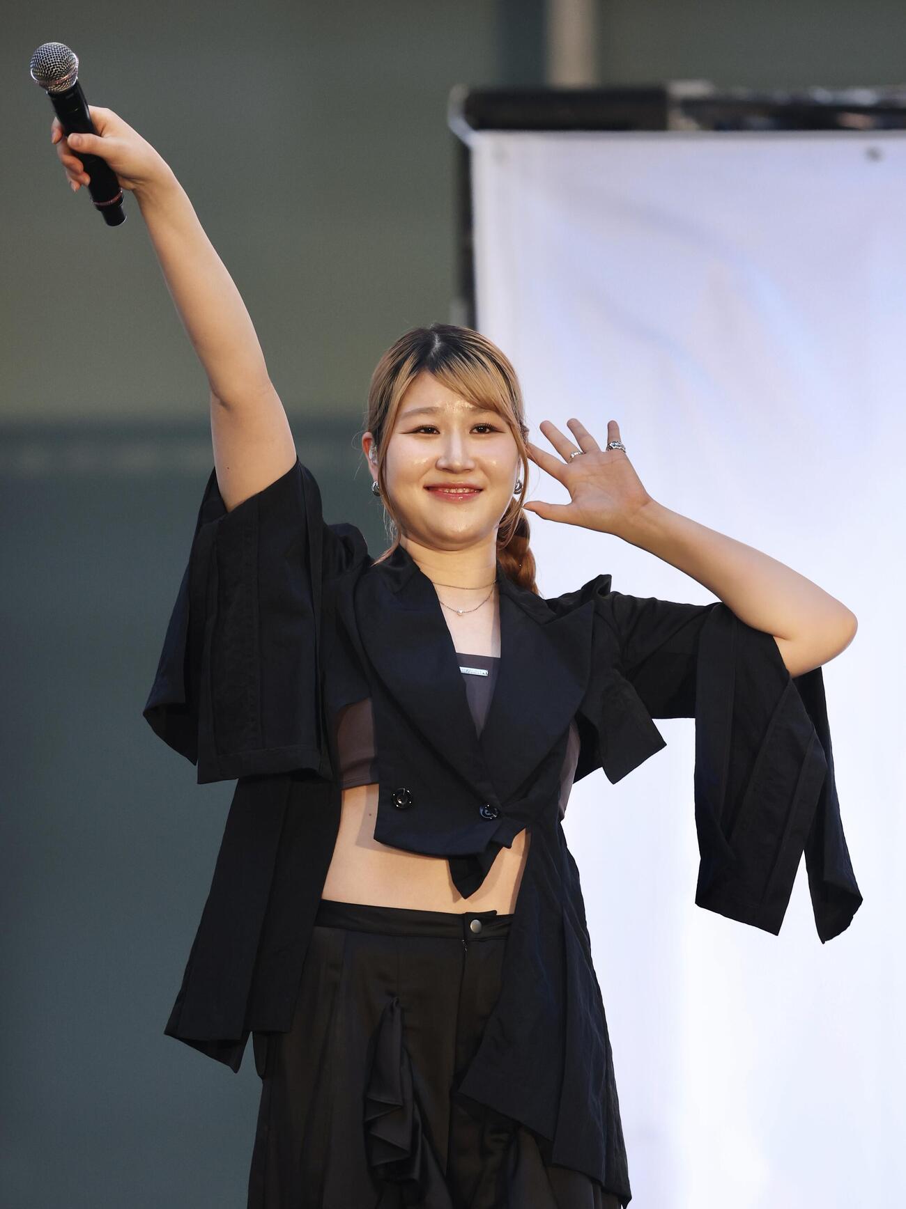 ステージでパフォーマンスするLittle Glee Monsterのかれん（撮影・河田真司）