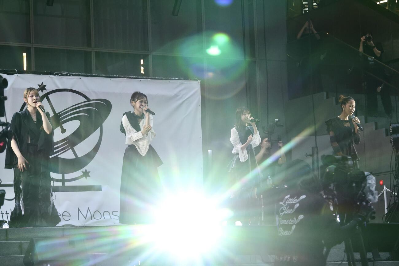 ステージでパフォーマンスするLittle Glee Monster。左からかれん、ミカ、アサヒ、miyou（撮影・河田真司）