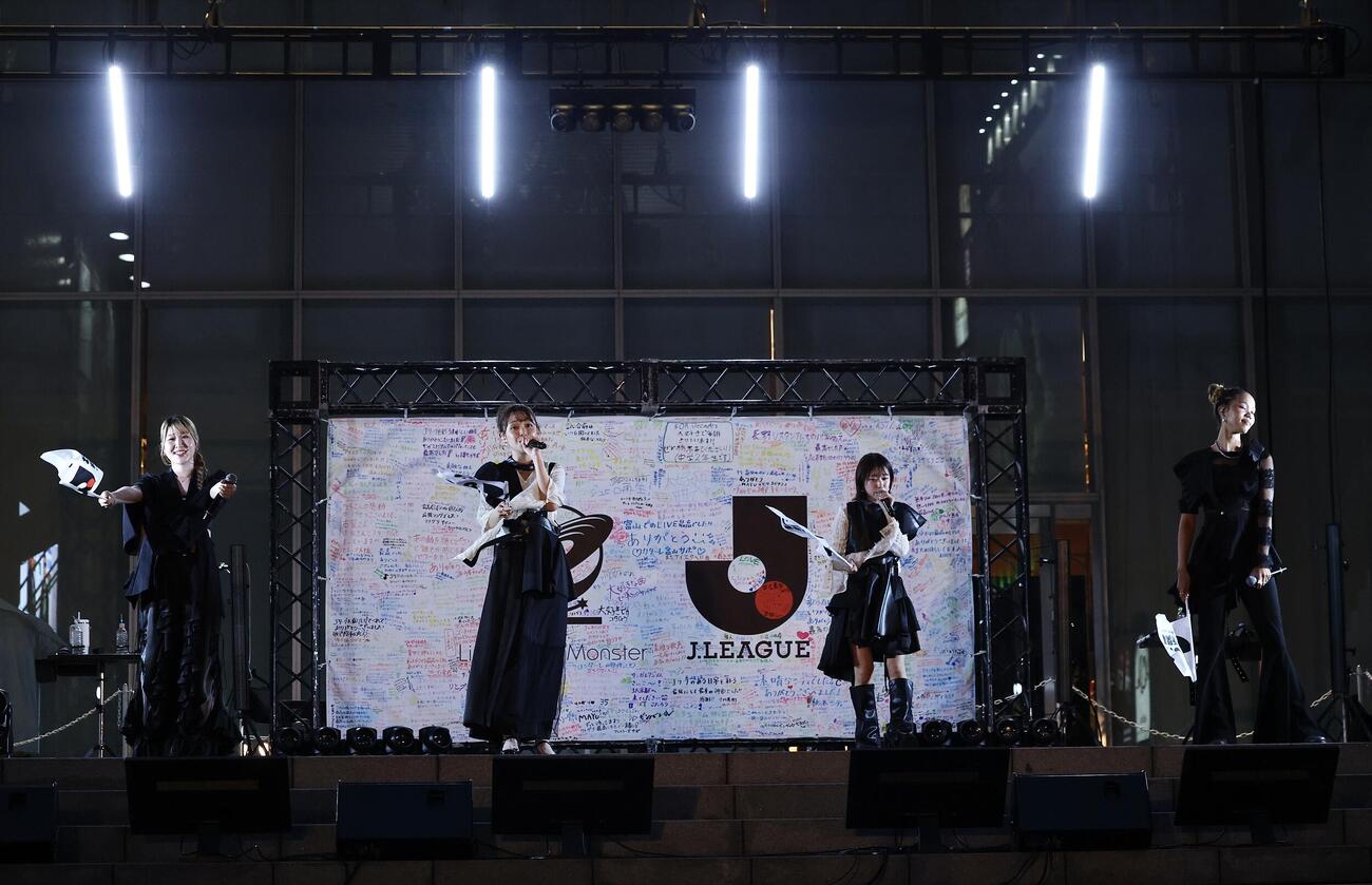 ステージでパフォーマンスするLittle Glee Monster。左からかれん、ミカ、アサヒ、miyou（撮影・河田真司）
