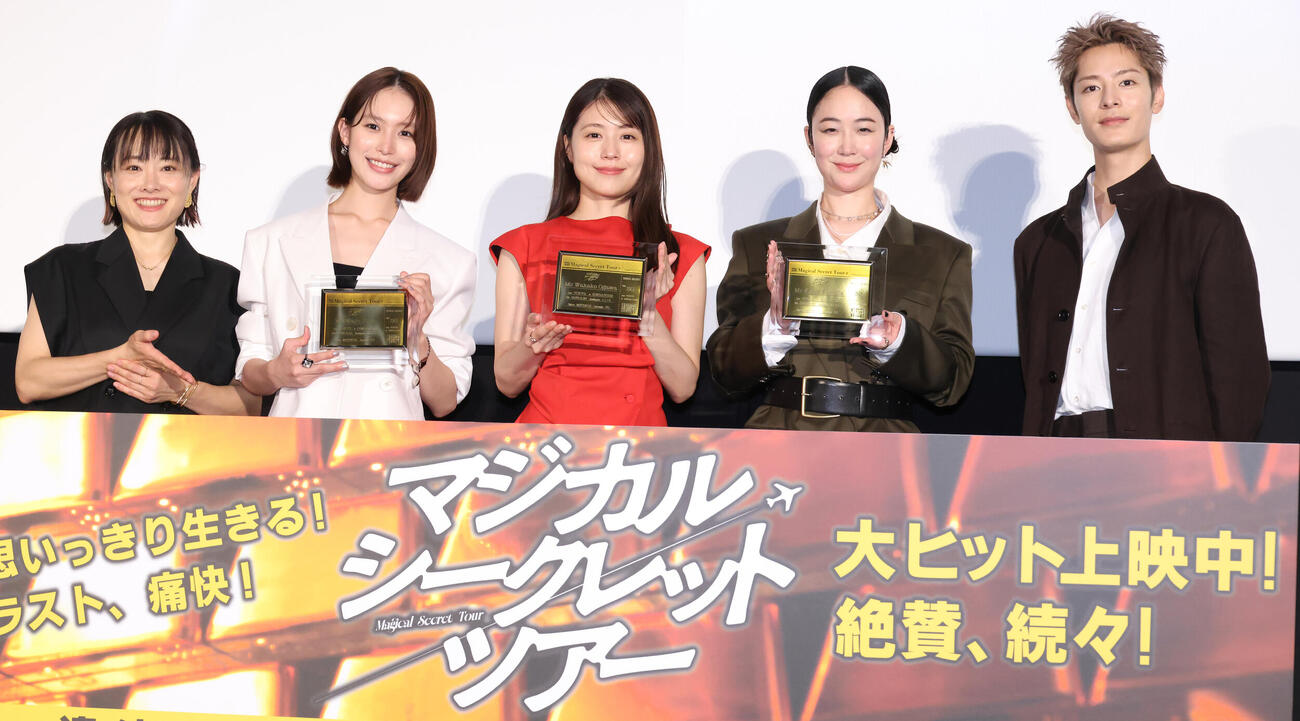 映画「マジカル・シークレット・ツアー」公開記念舞台あいさつを行う、左から天野千尋監督、南沙良、有村架純、黒木華、塩野瑛久（撮影・中島郁夫）