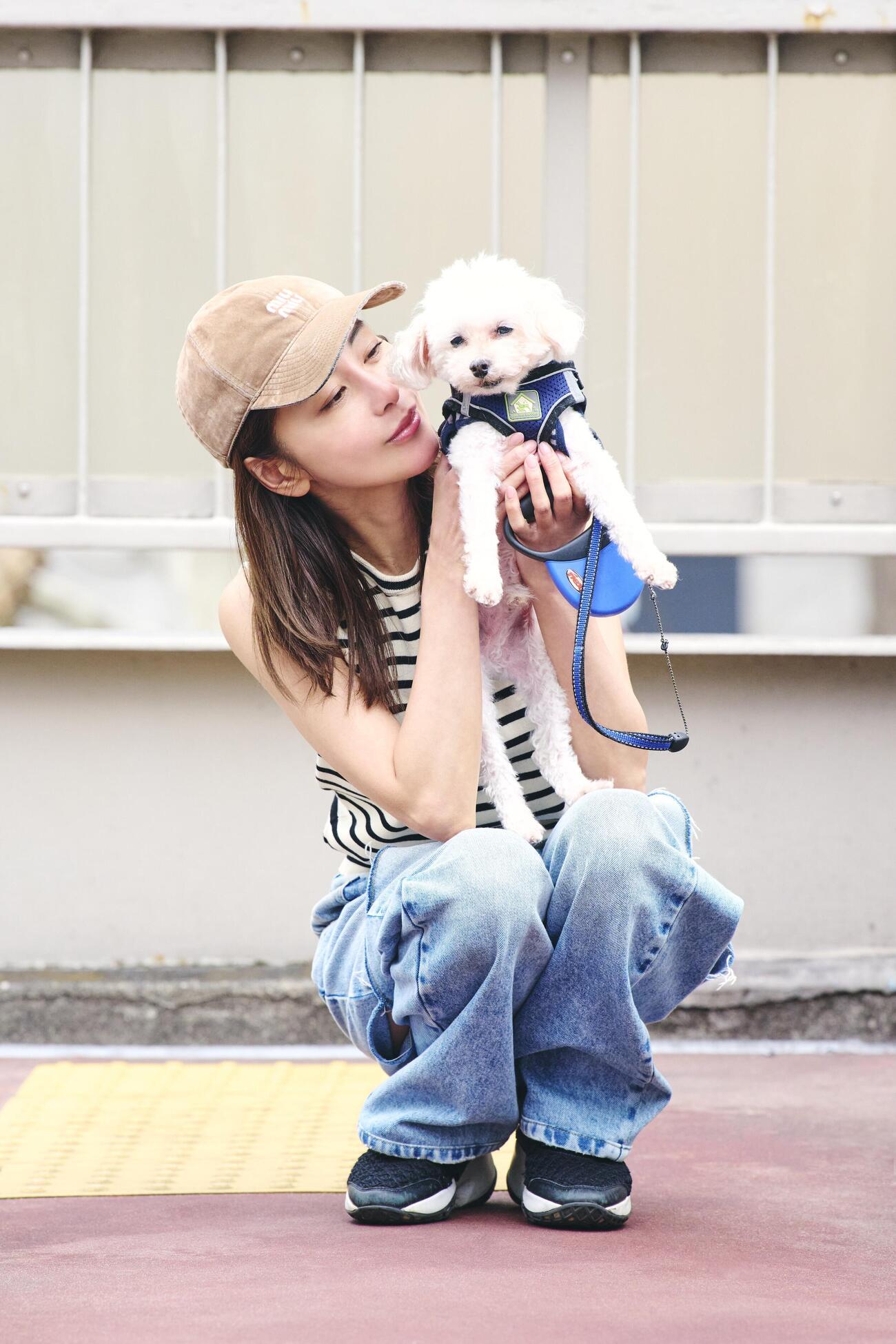 フォトエッセー「元祖崖っぷちアイドルの熊切あさ美が、全肯定BODYを手に入れた理由」を出版した熊切あさ美（山田智絵氏撮影）