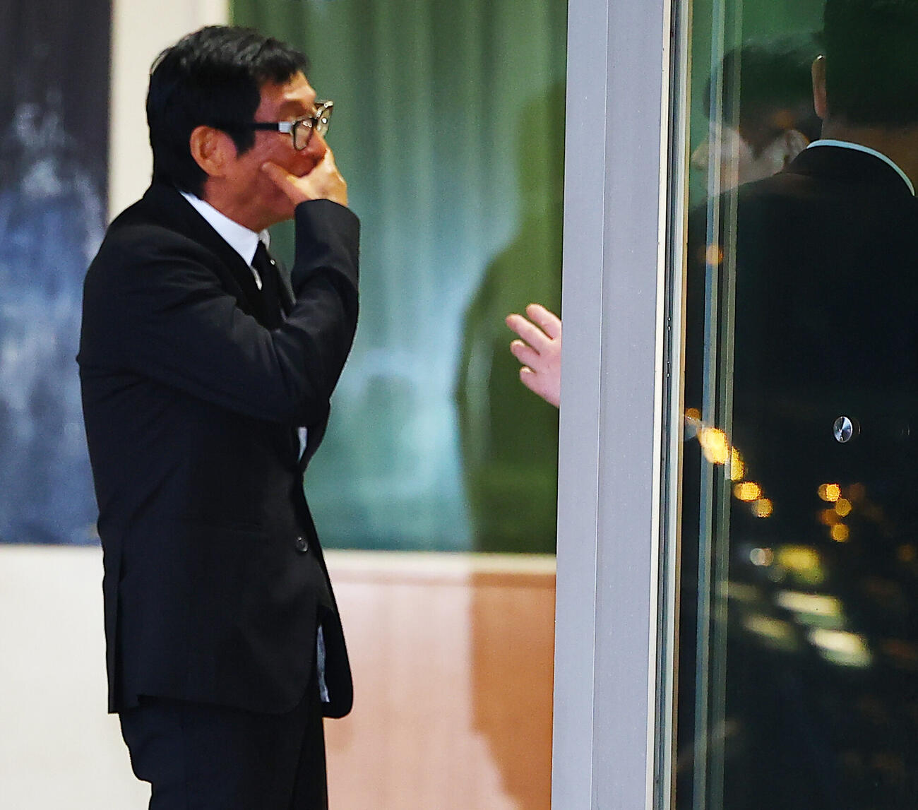 中村玉緒さんの通夜に参列し話をする明石家さんま（左）と和田アキ子（2026年6月撮影）
