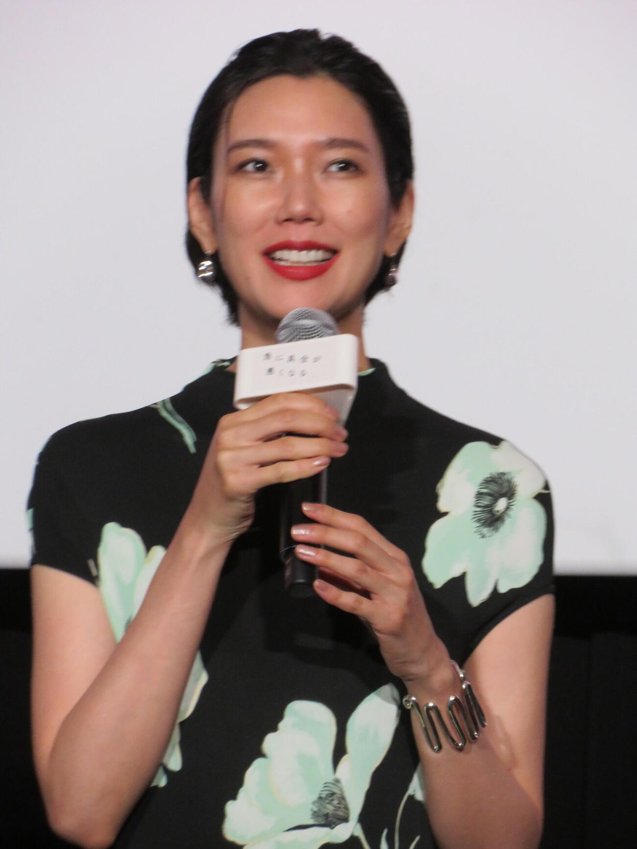 映画「急に具合が悪くなる」公開記念舞台あいさつに登壇した岡本多緒（撮影・村上幸将）
