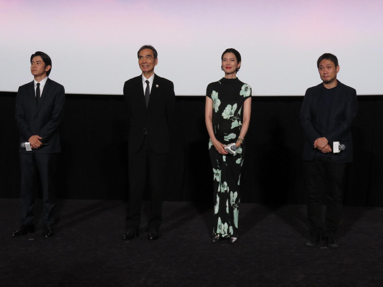 映画「急に具合が悪くなる」公開記念舞台あいさつに登壇した、左から黒崎煌代、長塚京三、岡本多緒、濱口竜介監督（撮影・村上幸将）
