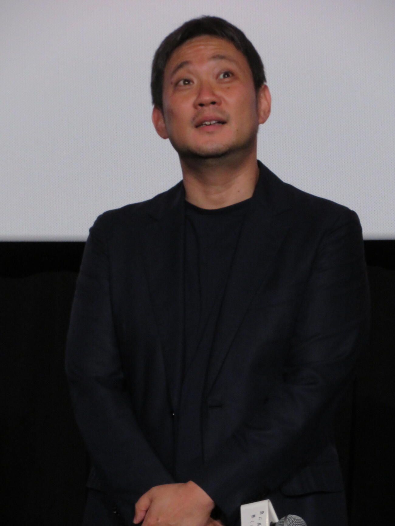 映画「急に具合が悪くなる」公開記念舞台あいさつに登壇した濱口竜介監督（撮影・村上幸将）
